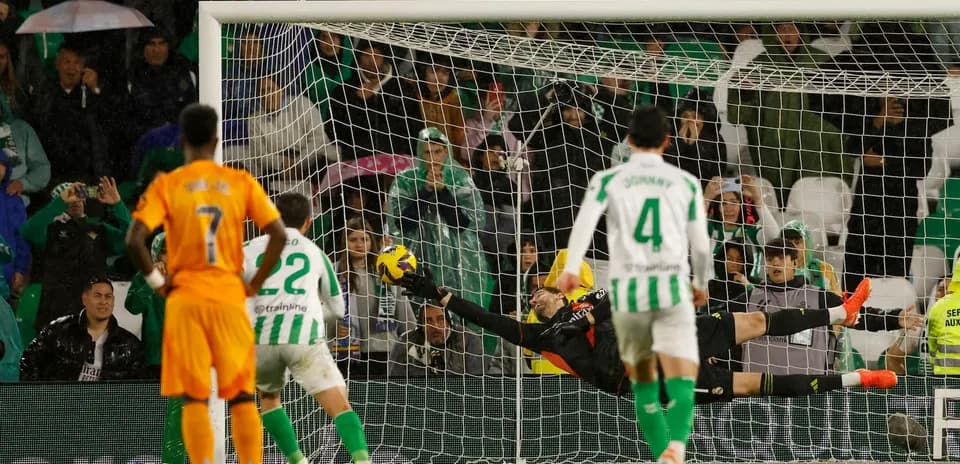 Real Betis qapıçısının topu xilas etməsi