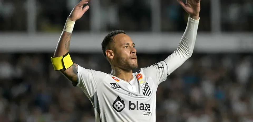 Futbolçu Neymar Santos formasında qollarını qaldırır
