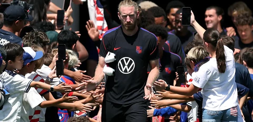 USA futbolçusu uşaqlarla salamlaşır