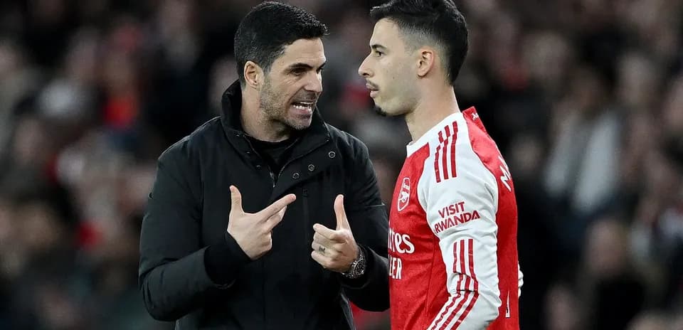 Mikel Arteta discussing strategy with Gabriel Martinelli