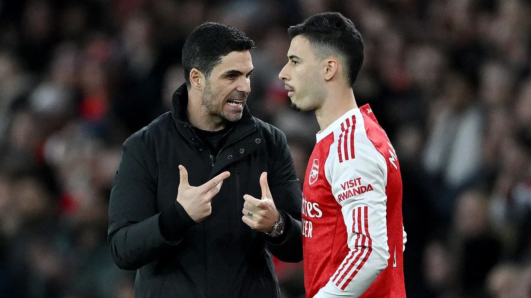 Mikel Arteta discussing strategy with Gabriel Martinelli