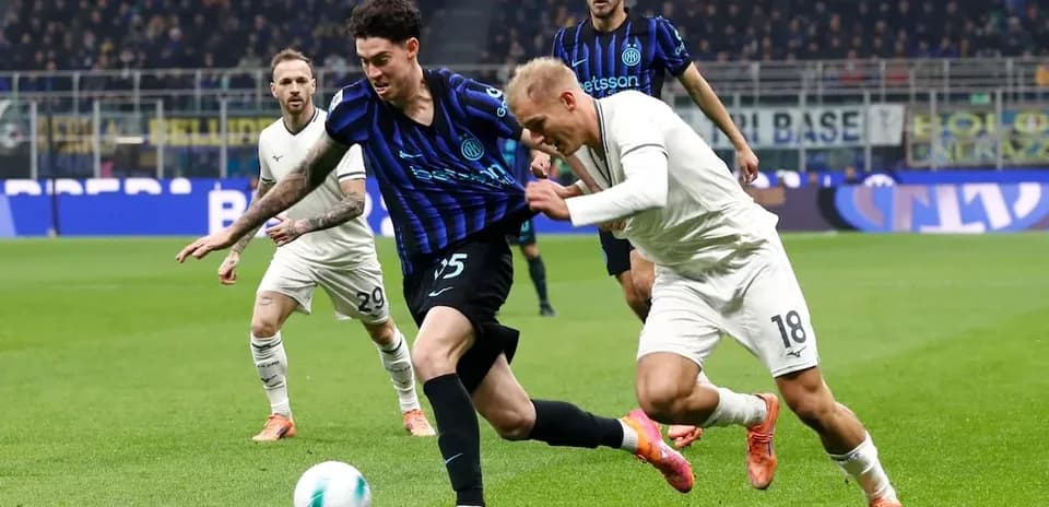 İnter və Lazio oyunçuları top uğrunda mübarizə aparır