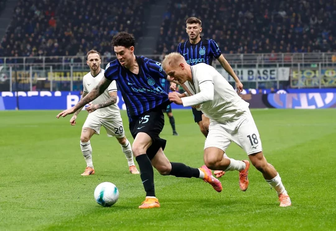 İnter və Lazio oyunçuları top uğrunda mübarizə aparır