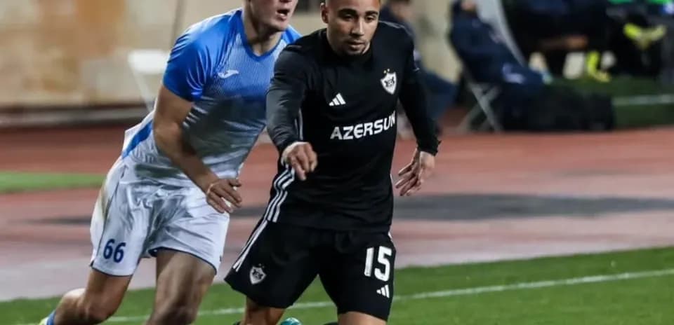 Qarabağ və Sabah FA futbolçuları mübarizə aparır