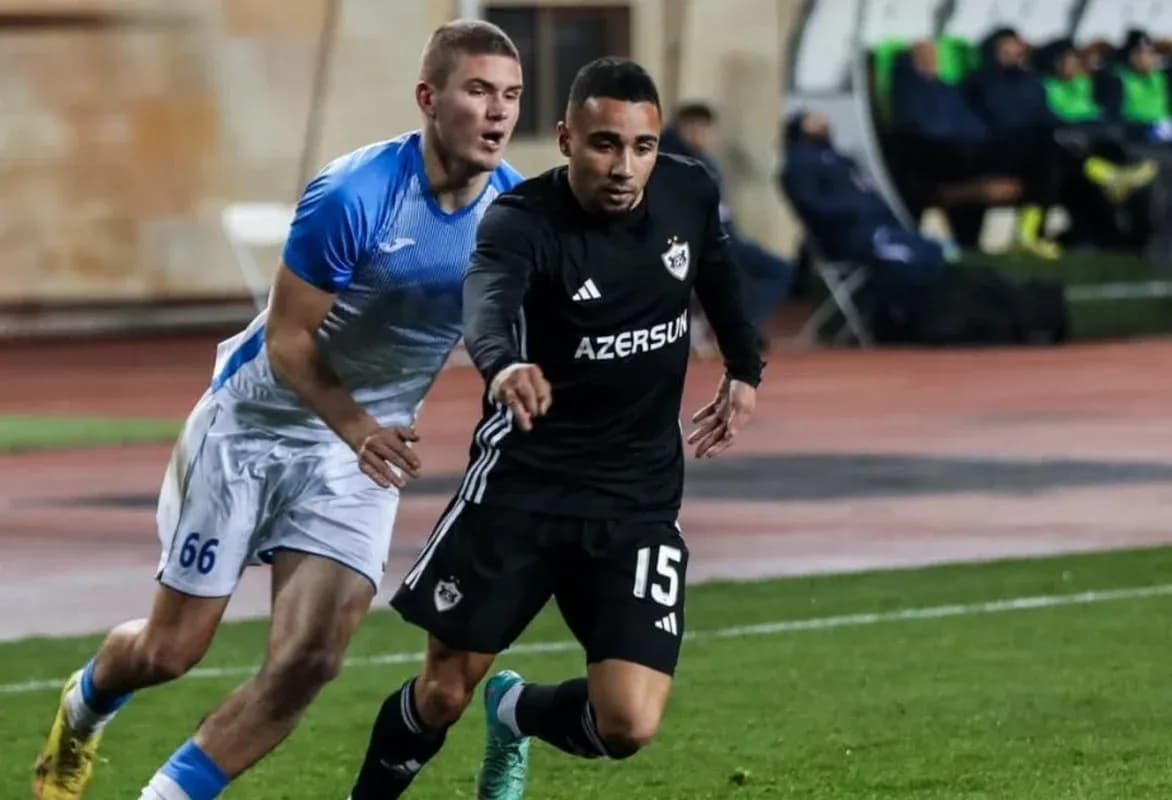 Qarabağ və Sabah FA futbolçuları mübarizə aparır
