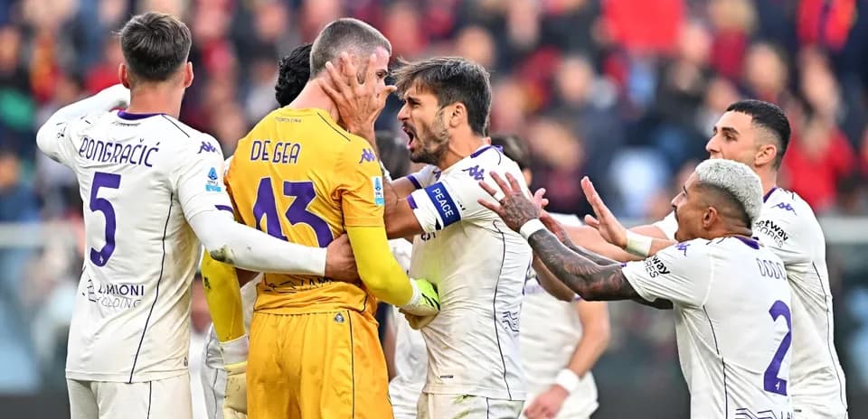 Fiorentina oyunçuları De Gea ilə müzakirə edir