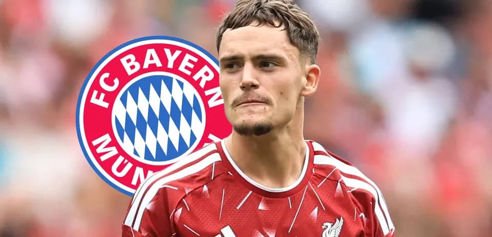 Futbolçu Liverpool formasında Bayern Münhen logosu arxasında