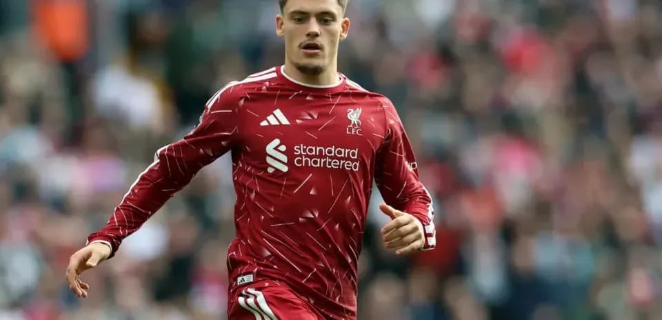 Futbolçu Liverpool forması ilə sahədə qaçır