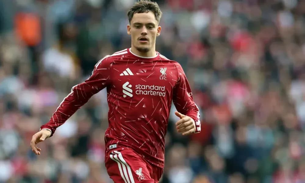Futbolçu Liverpool forması ilə sahədə qaçır