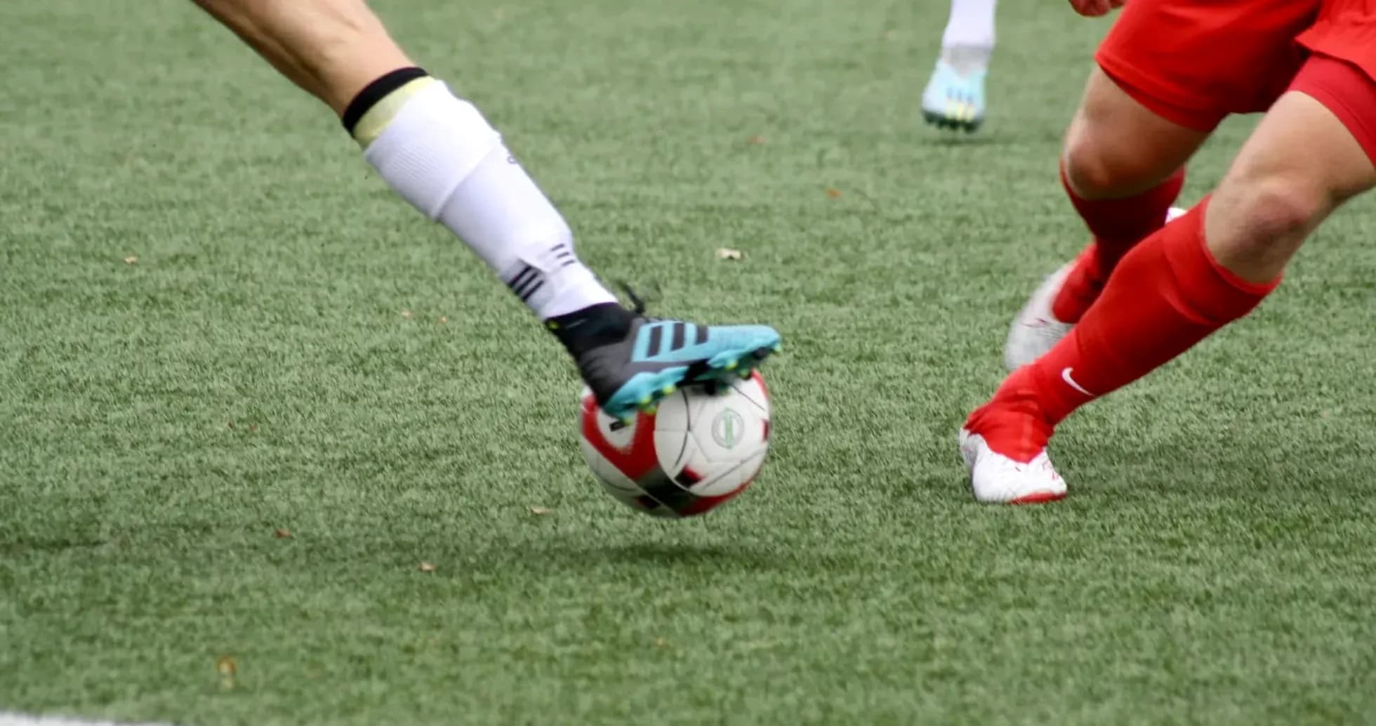 Topla mübarizə edən futbolçular