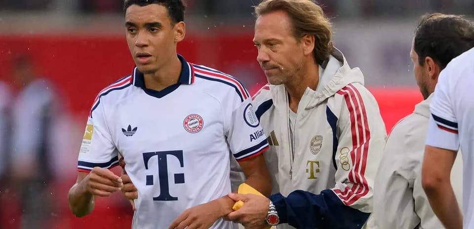 Bayern Munich players and staff discussing on pitch