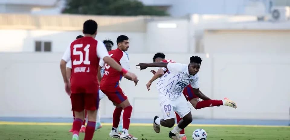 Al Ain U23 futbolçusu topu qovur