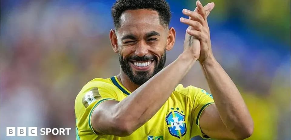 Futbolçu Braziliya millisinin formasını geyinib əl çalır