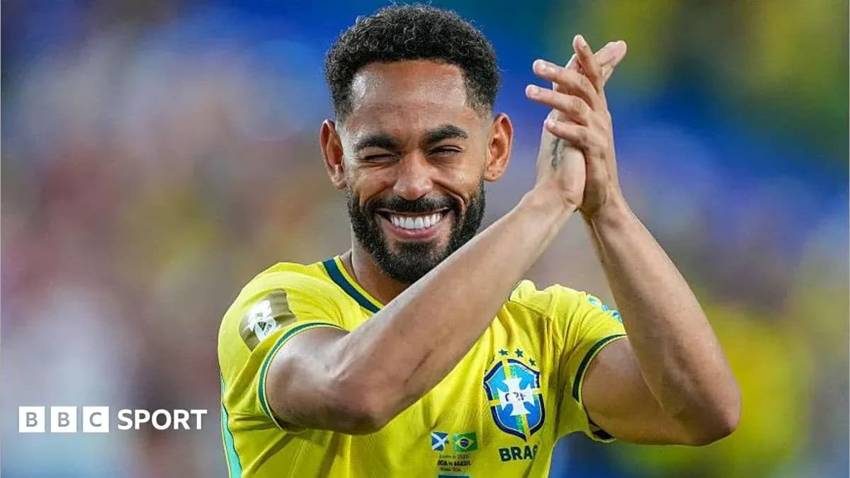 Futbolçu Braziliya millisinin formasını geyinib əl çalır