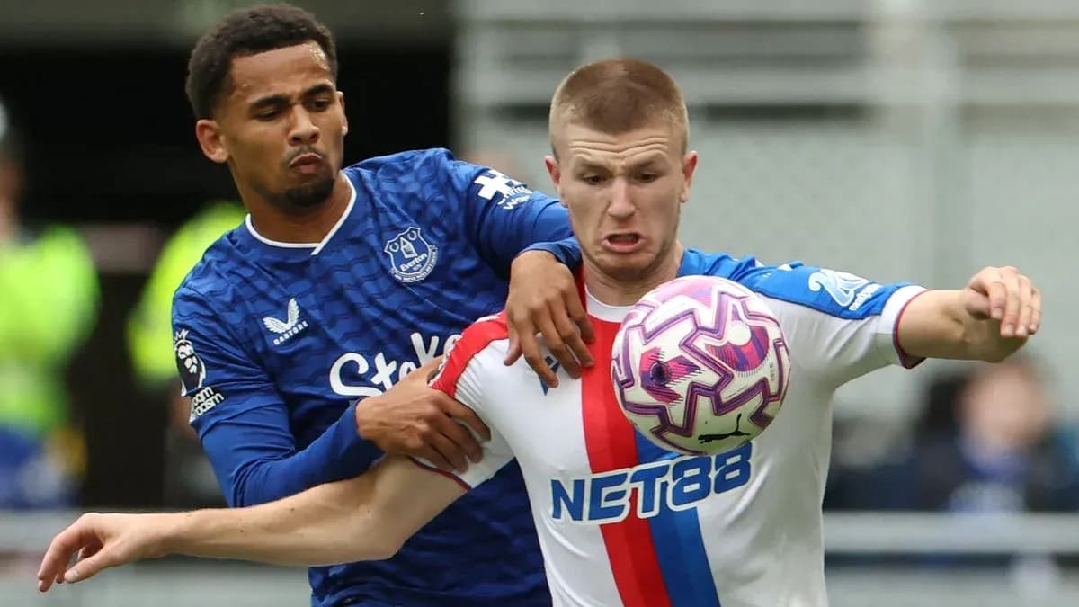 Everton player challenges Crystal Palace player for ball