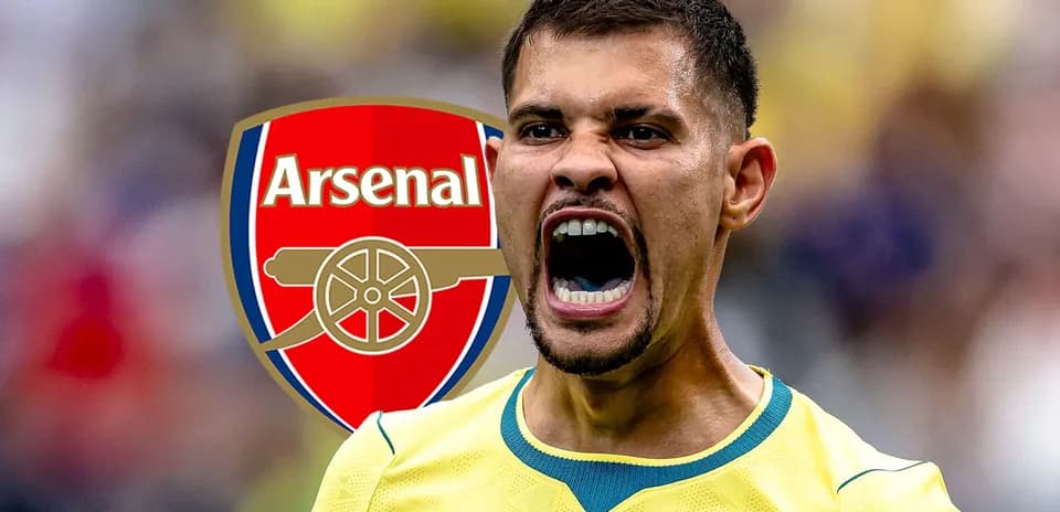 Futbolçu Arsenal logosu önündə qışqırır