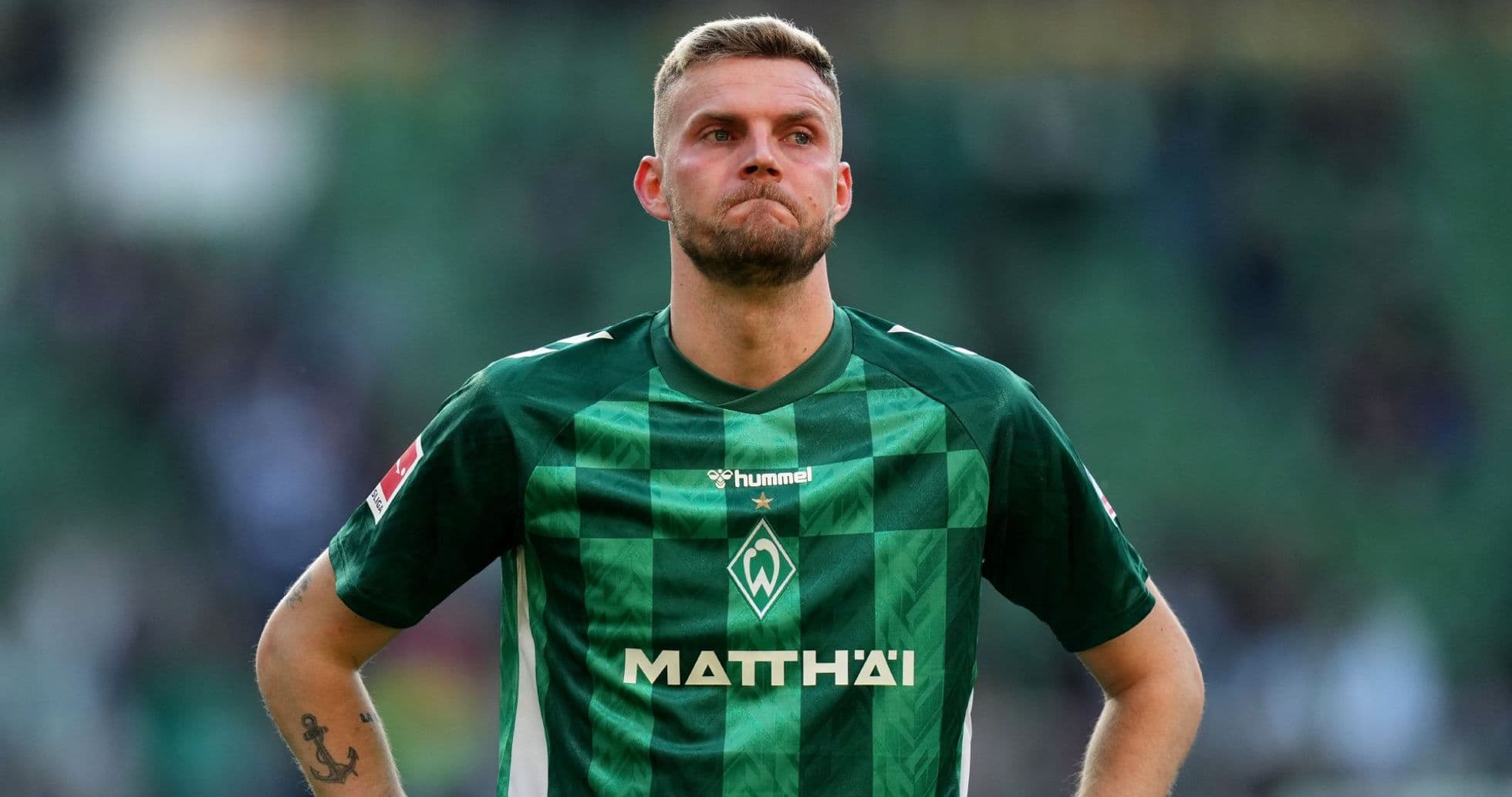 Futbolçu yaşıl formada matçdan sonra düşüncəli görünür