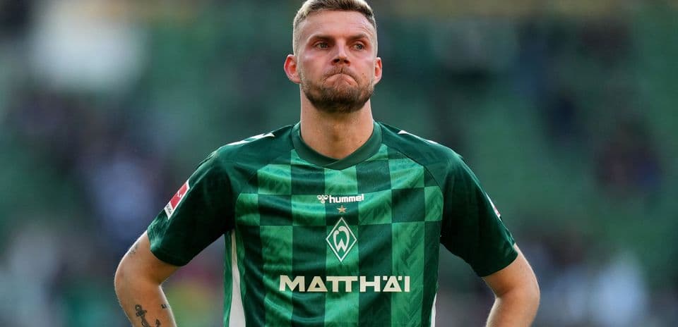 Futbolçu yaşıl formada matçdan sonra düşüncəli görünür
