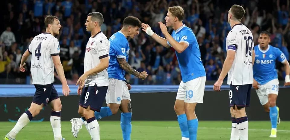 Napoli players celebrating during match against Bologna