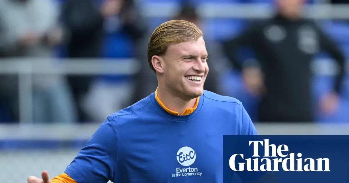 Futbolçu məşqdə gülərək iştirak edir