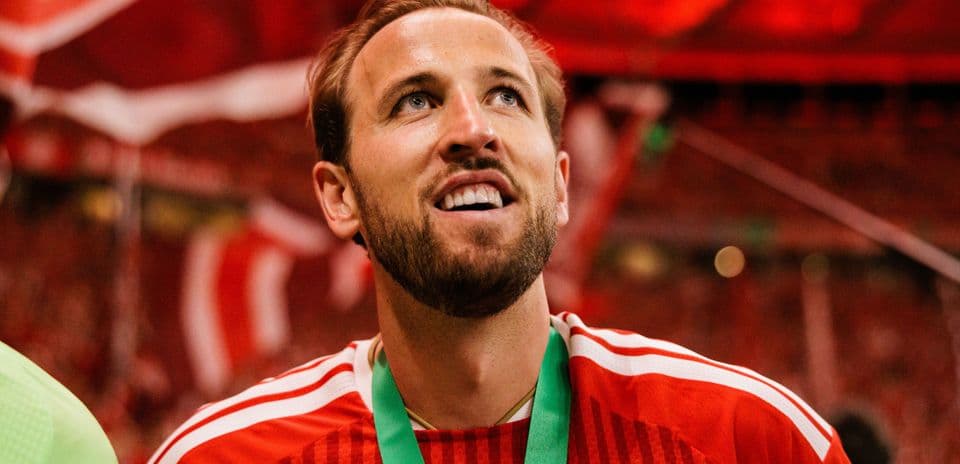 Futbolçu medal taxaraq stadionda dayanır