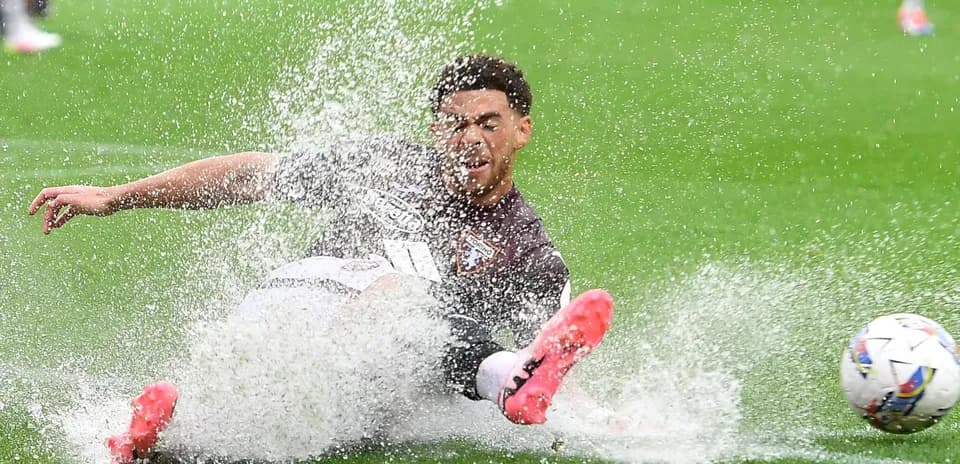 Oyun zamanı suya düşən futbolçu