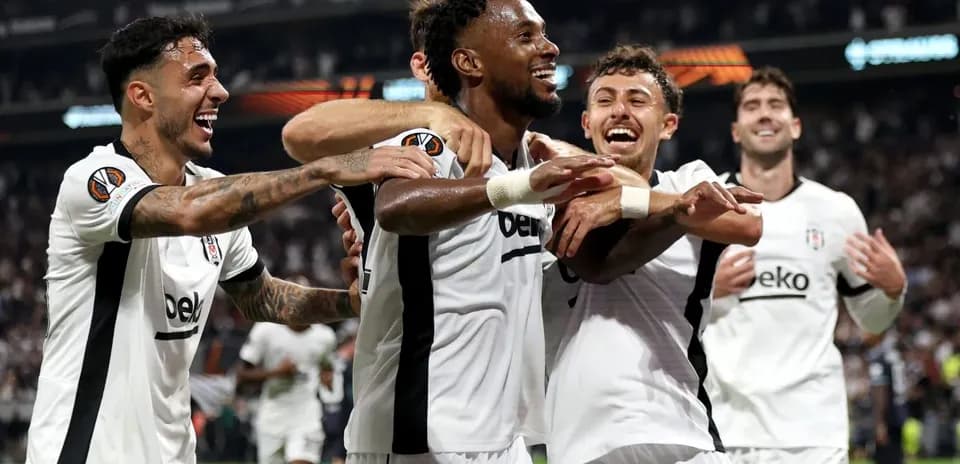 Beşiktaş futbolçuları qələbə sevincini yaşayır