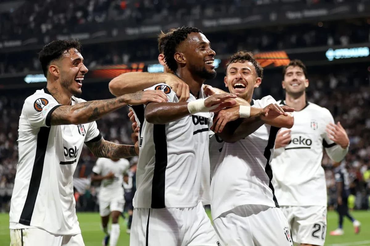 Beşiktaş futbolçuları qələbə sevincini yaşayır