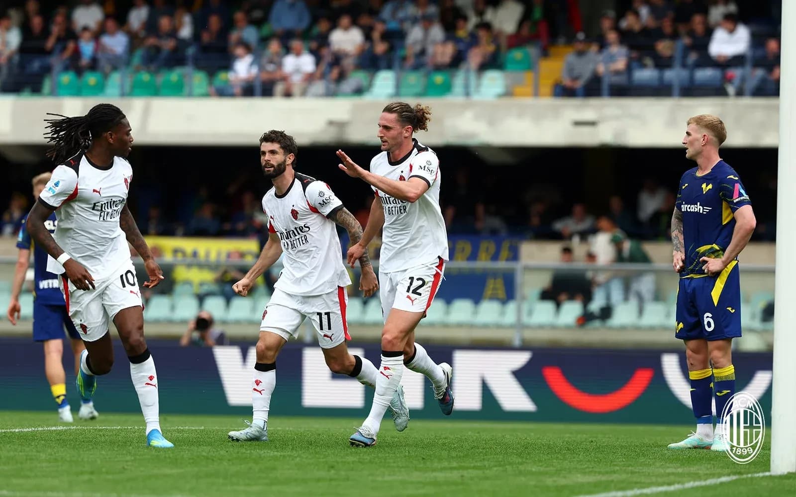 AC Milan oyunçuları sevinir