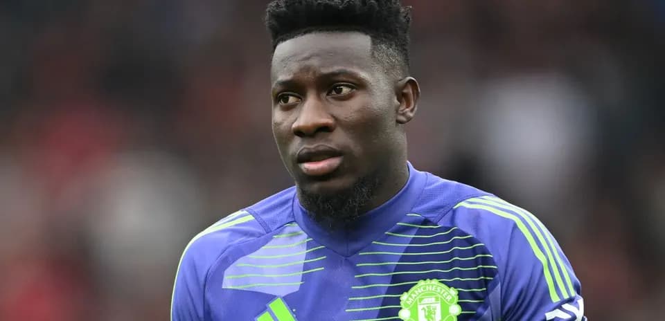 Futbolçu Manchester United forma geyinib