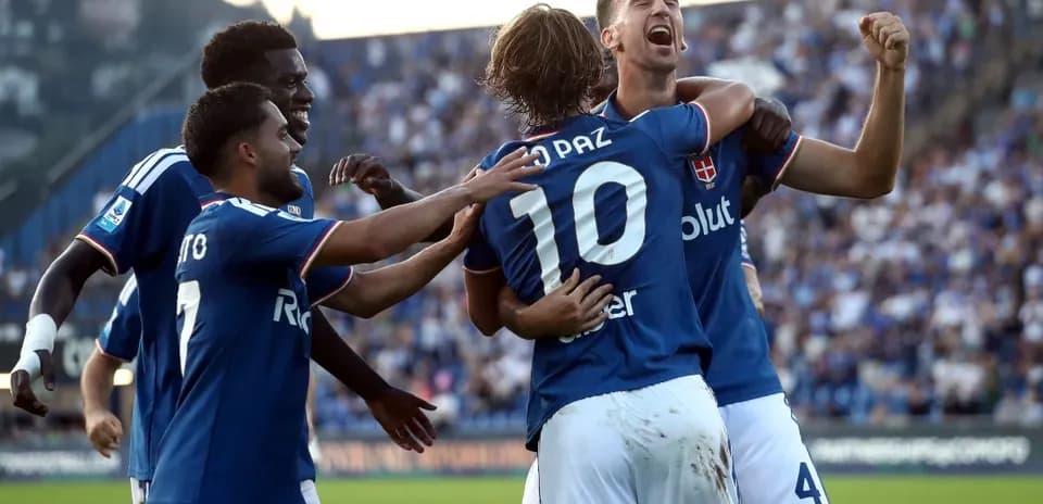 Como futbolçuları sevinir