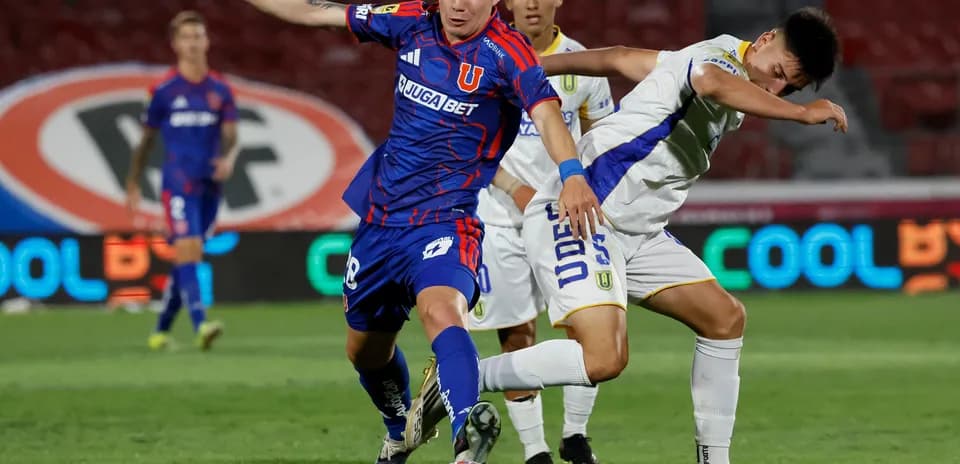 Universidad de Chile oyunçusu topa hücum edir