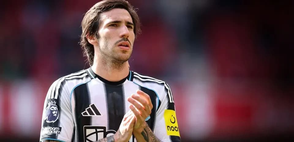 Futbolçu çiynində kapitan sarğısı ilə durur