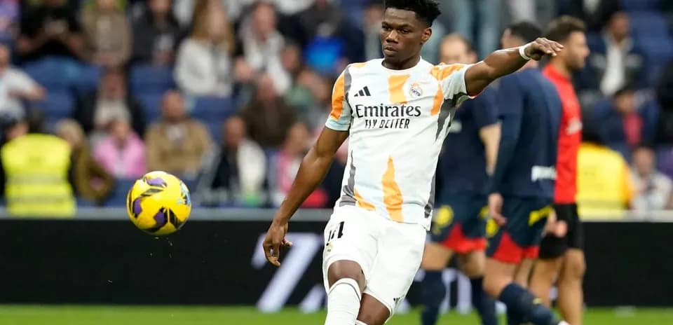 Futbolçu topu atır, Real Madrid forması geyinib