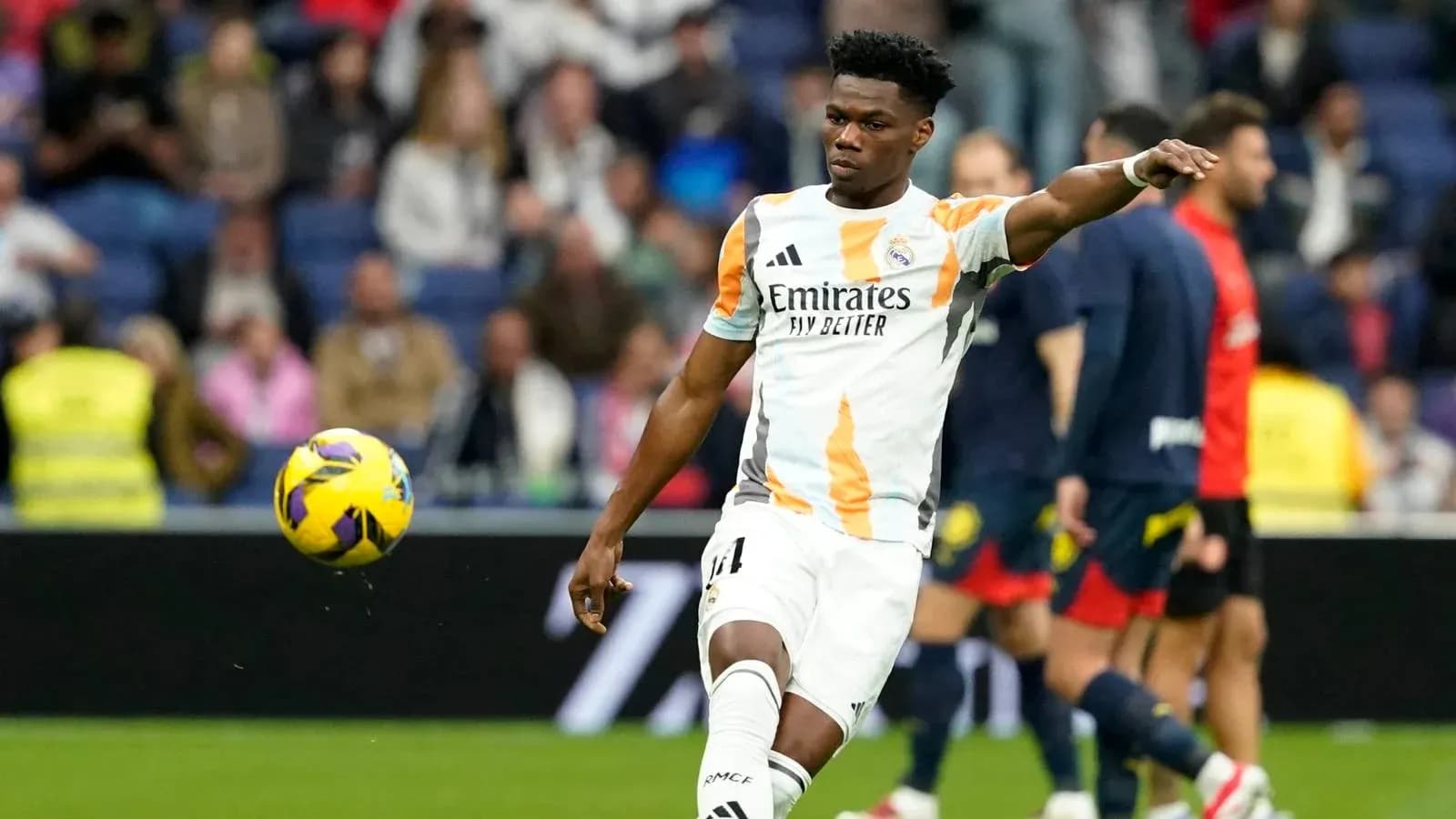 Futbolçu topu atır, Real Madrid forması geyinib