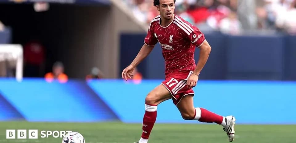 Futbolçu topu daşıyır, Liverpool formasında