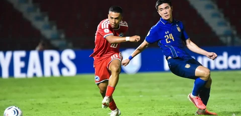 Player 10 passing the ball to teammate during match