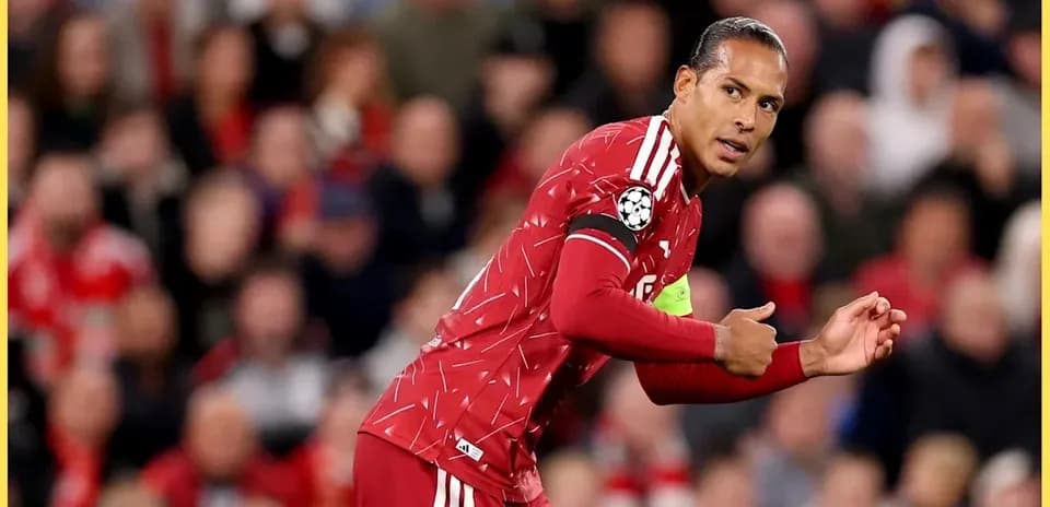 Futbolçu oyun zamanı komanda yoldaşına işarə edir