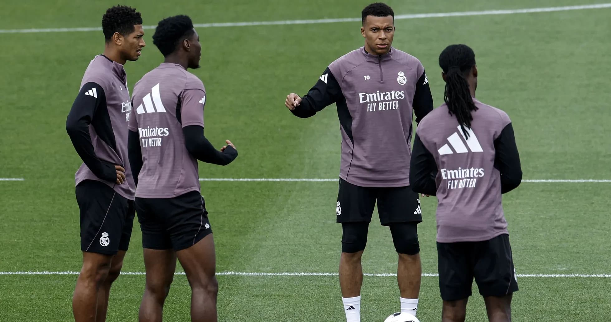 Dörd futbolçu məşq zamanı bir-biri ilə danışır