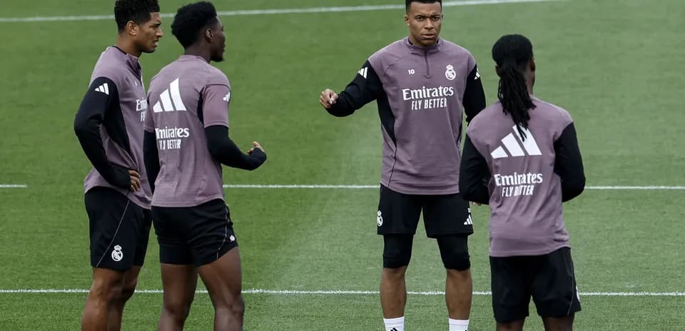 Dörd futbolçu məşq zamanı bir-biri ilə danışır