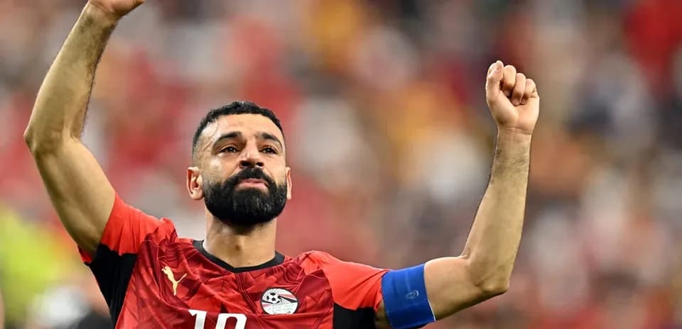 Futbolçu qələbə işarəsi edir, Egypt forması geyinib