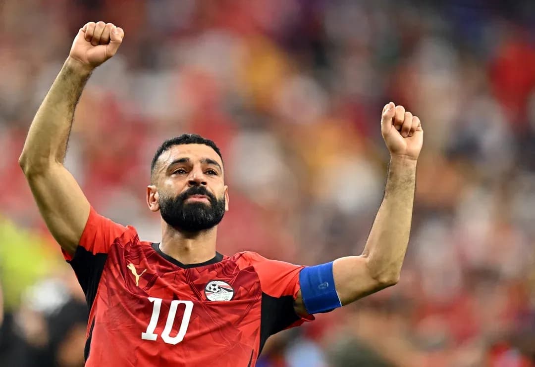 Futbolçu qələbə işarəsi edir, Egypt forması geyinib