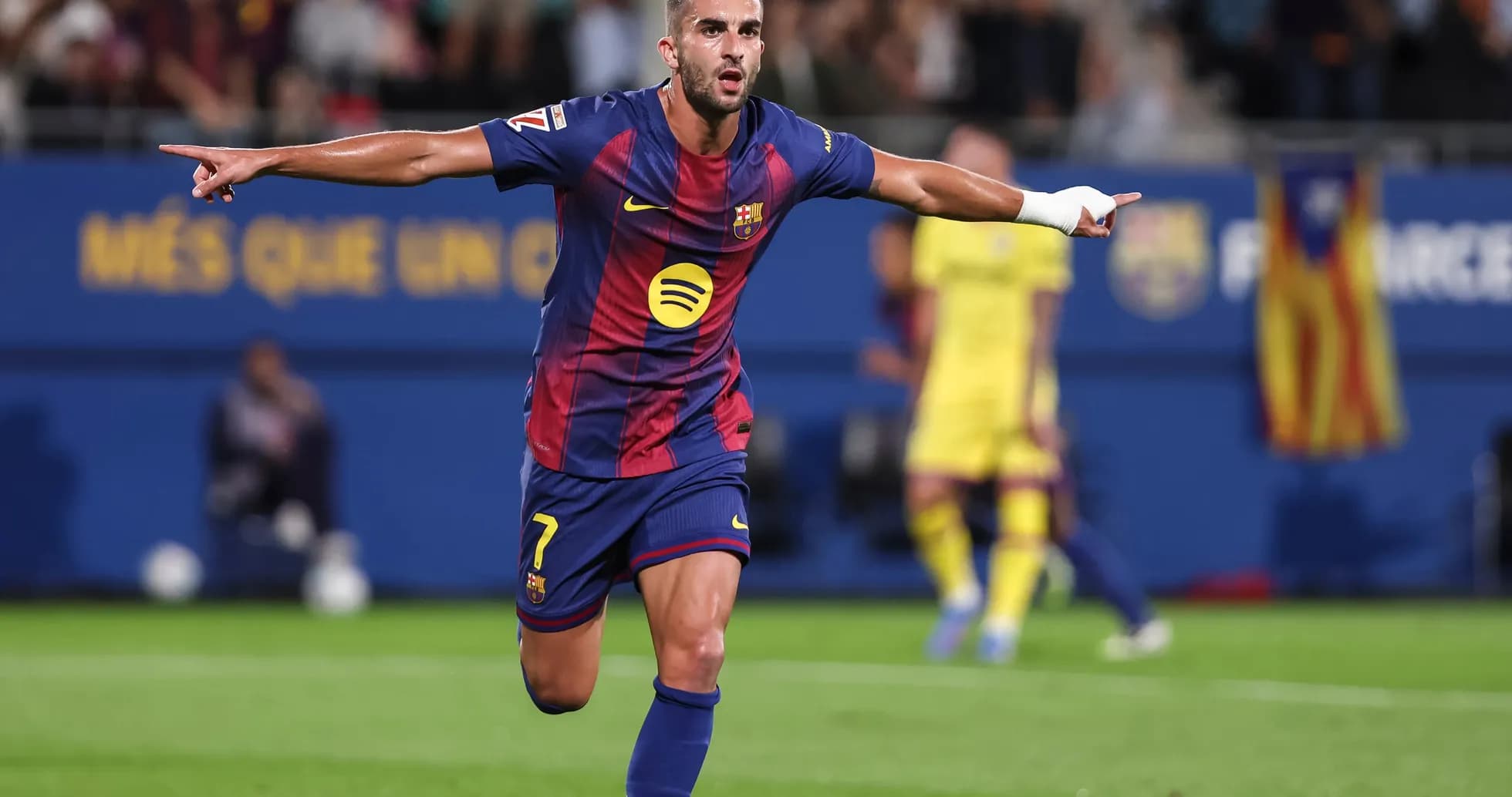Barcelona oyunçusu qol sevinci yaşayır