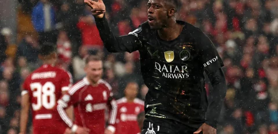 Futbolçu yağışda oyunda hakimə etiraz edir