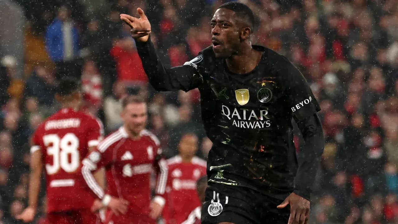 Futbolçu yağışda oyunda hakimə etiraz edir