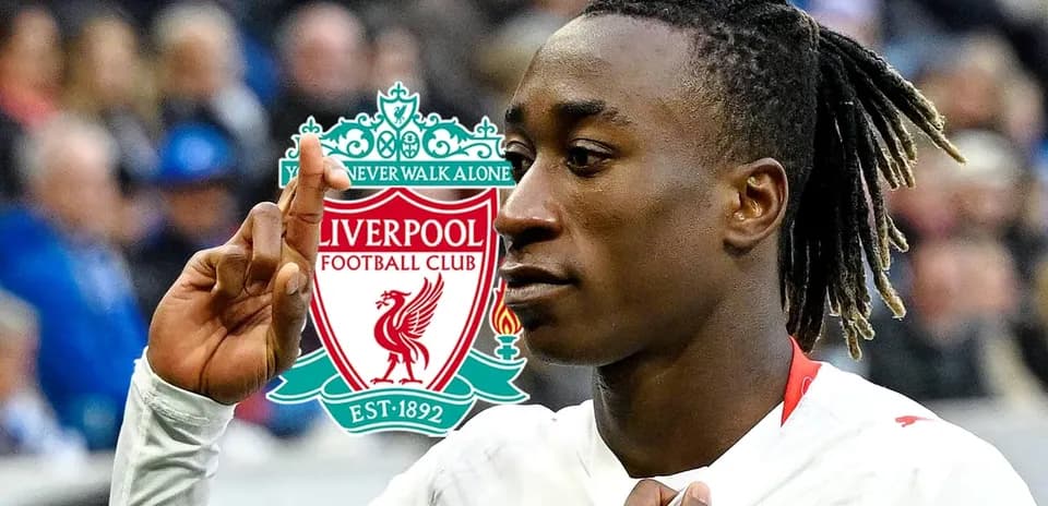Futbolçu Liverpool logosu önündə qeyd edir