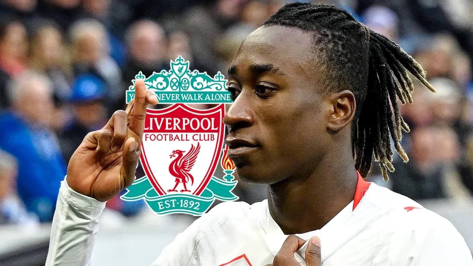 Futbolçu Liverpool logosu önündə qeyd edir