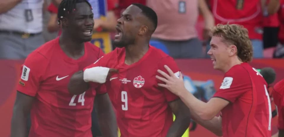 Kanada futbolçuları sevinir