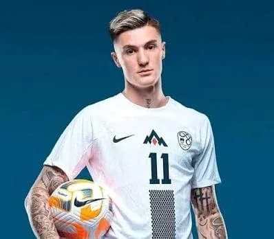 Futbolçu top tutaraq poz verib