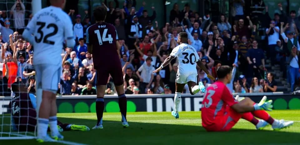 Fulham azarkeşləri arasında sevinc yaşayan futbolçu
